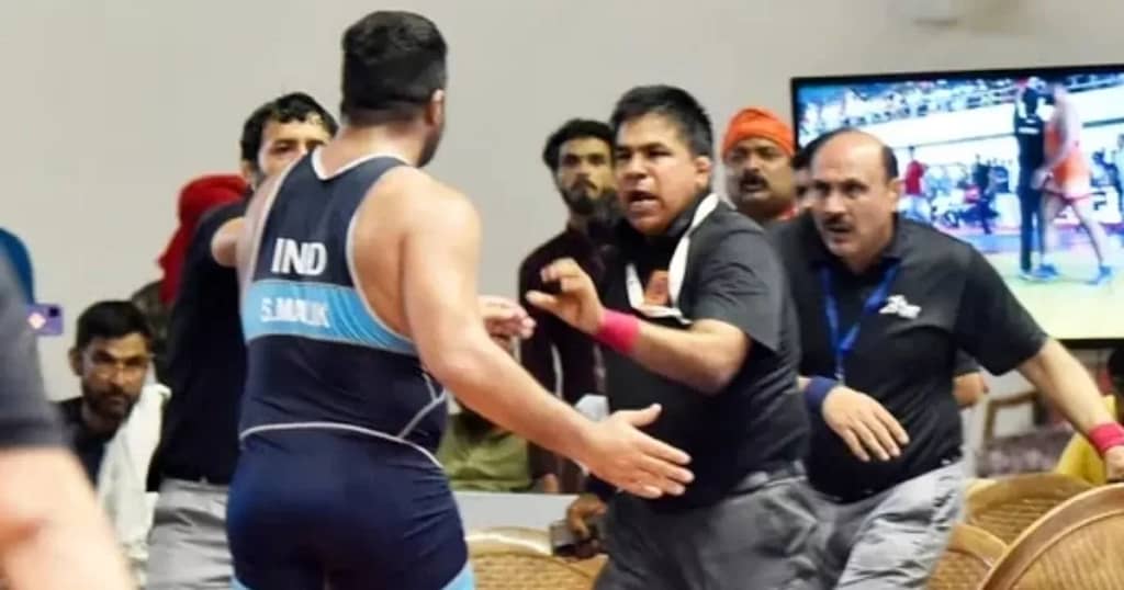YouTube: Wrestler banned for life after punching referee in India