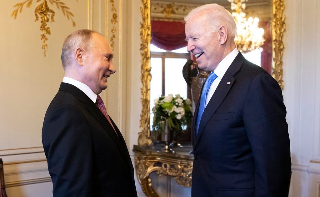 Biden confunde brevemente al presidente Putin con Donald Trump durante encuentro
