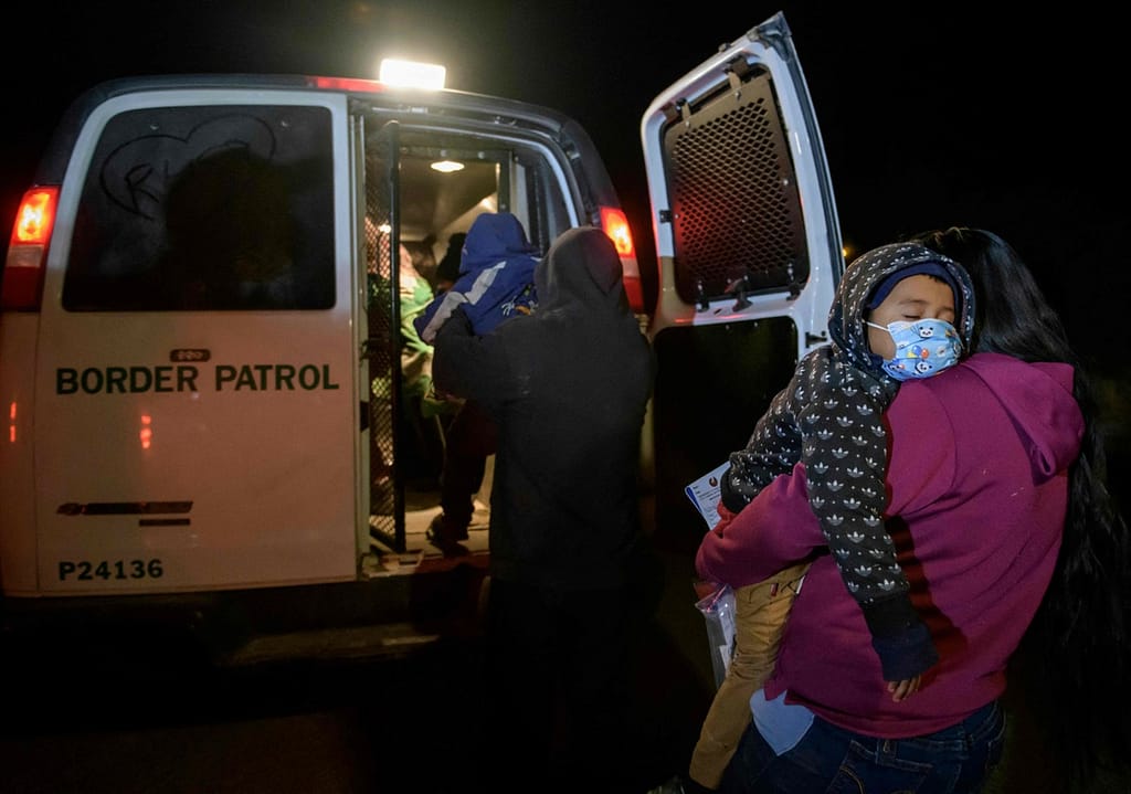 Al menos 92 migrantes fueron detenidos en California, la tarde del jueves.