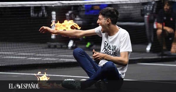 Activist sets himself on fire in Laver Cup stadium before Roger Federer's final