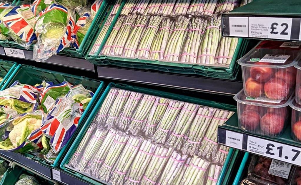 Supermercados usan fotos de cartón ante escasez de comestibles en Reino Unido