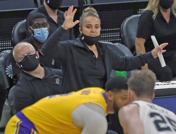 Becky Hammon, durante el partido ante los Lakers que tuvo que dirigir como entrenadora jefe de los Spurs.