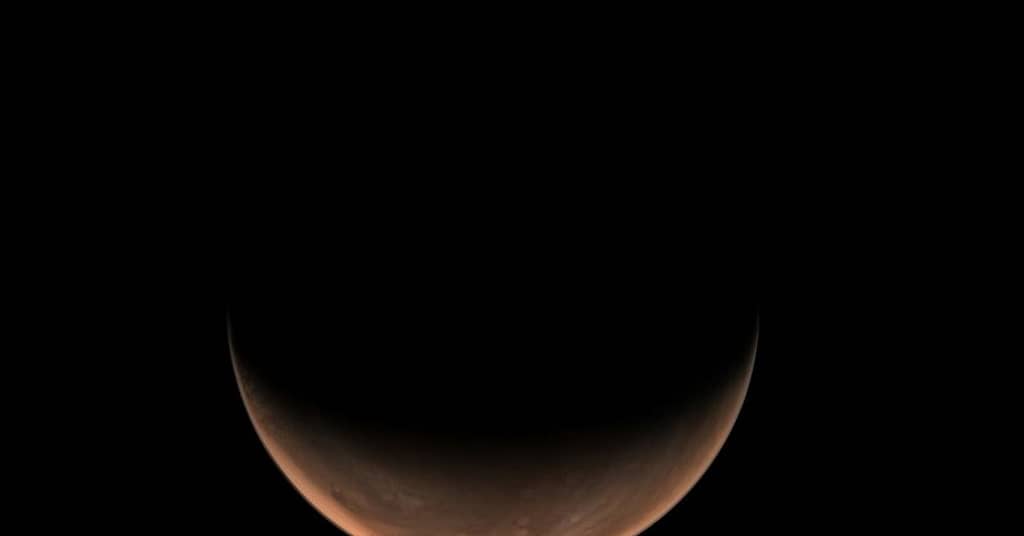 Science.-Tianwen 1 takes side photos of Mars