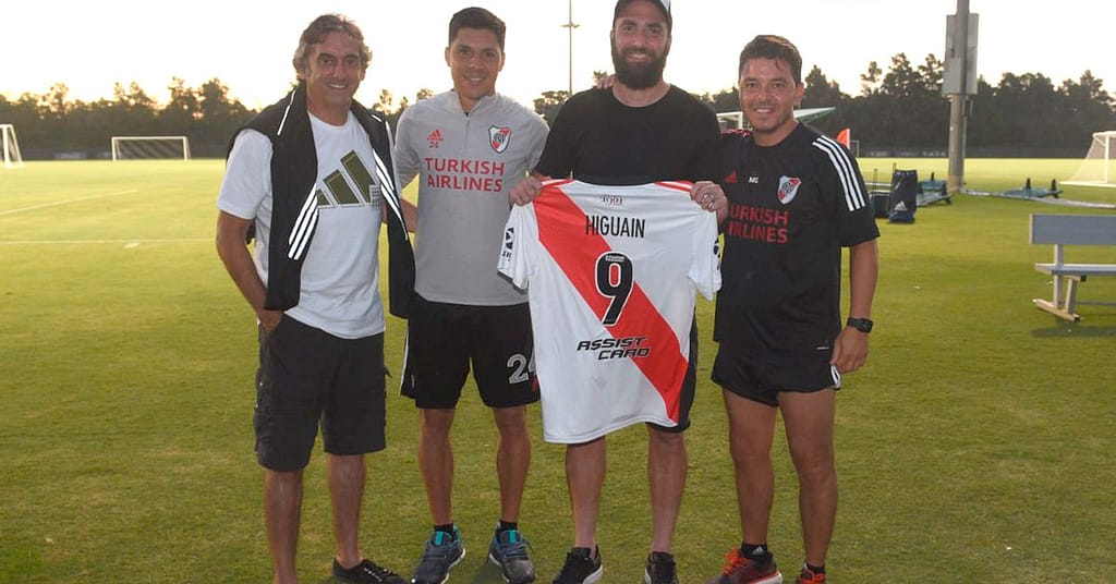 Gonzalo Higuain visited River during pre-season in Orlando: spoke with Marcelo Gallardo and presented a gift T-shirt