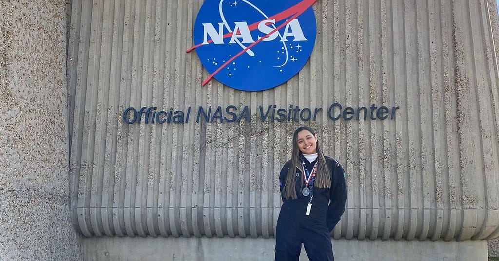 Lisbeth Ong Campello, a Sonoran student at TecNM, received a medal from NASA
