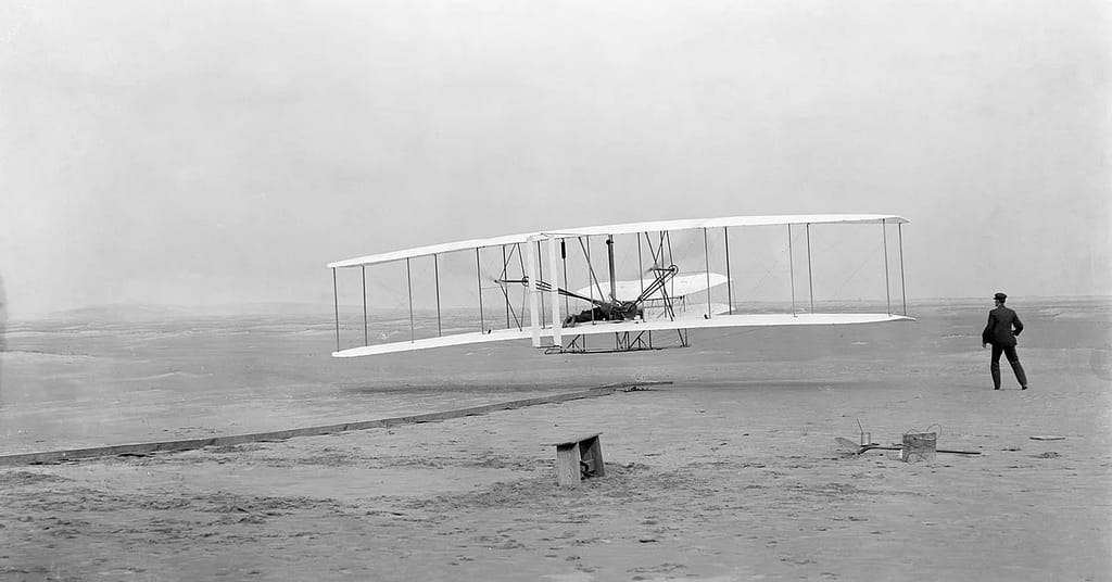 Sciences.  - 118 years since the first flight with a controlled engine