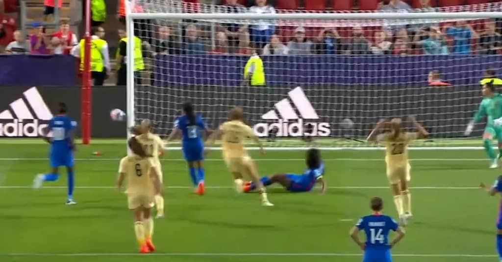 He missed a penalty kick, let the ball bounce and miss the free arc: French Renard's mistake at the European Women's Championship.