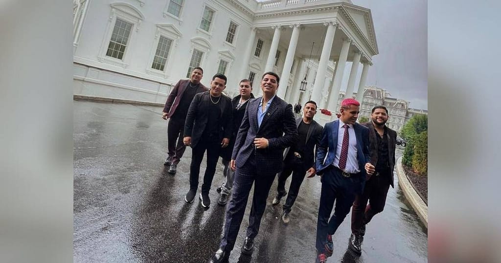 Grupo Firme improvises a concert at the White House - El Financiero
