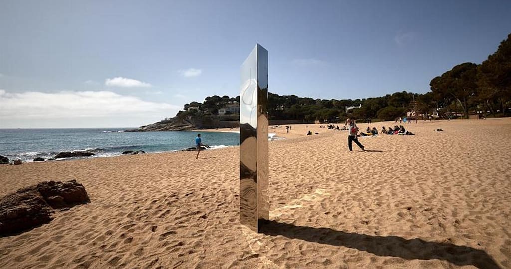 A metallic monolith over two meters high disappears in Spain;  It was seen by the cameras