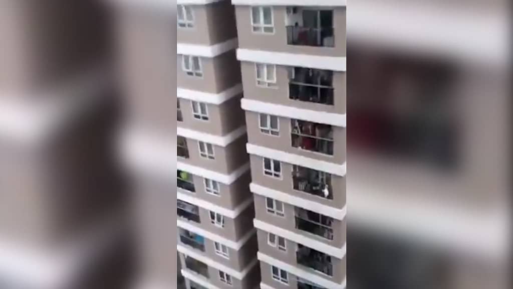 A girl falls from a 12-storey building and is caught by a delivery person - Uno TV