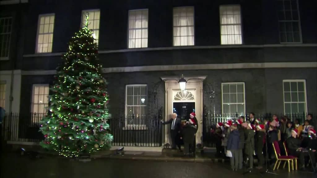 Boris Johnson 'fights' with buttons to light the Christmas tree in Downing Street
