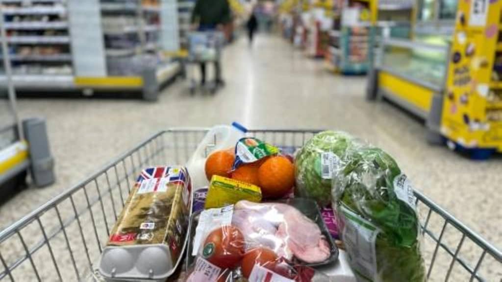 British economy under pressure: households cut spending and pound falls
