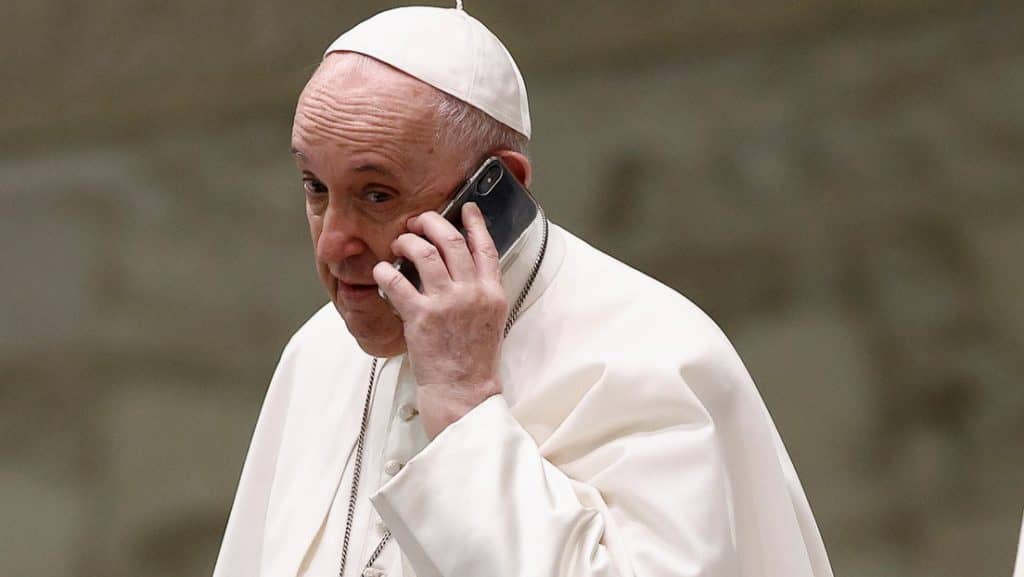 El papa Francisco atiende una llamada telefónica en plena audiencia general y ante los sorprendidos feligreses (VIDEO)