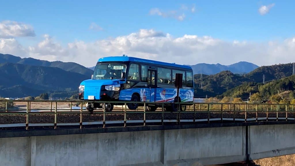¿Tren o bus? Inauguran con éxito el primer vehículo dual del mundo en Japón (VIDEO, FOTOS)