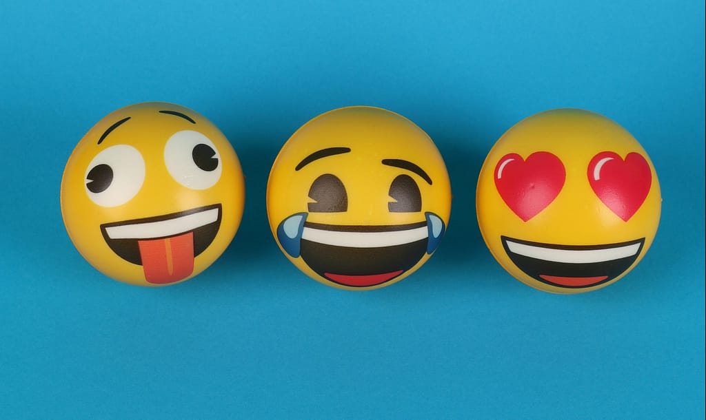 Más de tres mil emojis están disponibles para usar en diferentes plataformas. (Foto Prensa Libre: Ann H en Pexels).