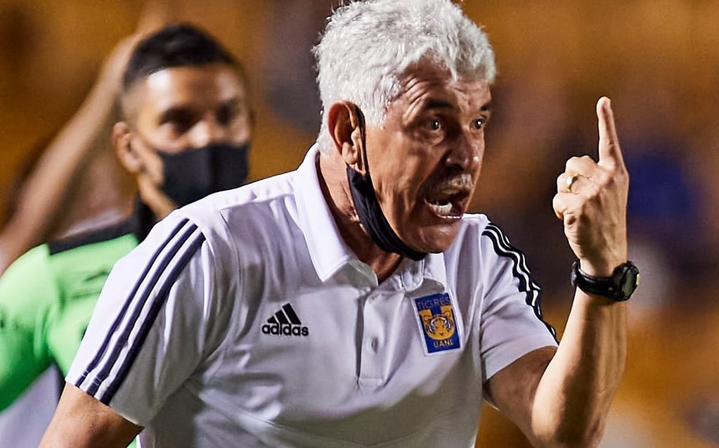 The referee scored in favor of America and Tigres under pressure from the masses: Toca