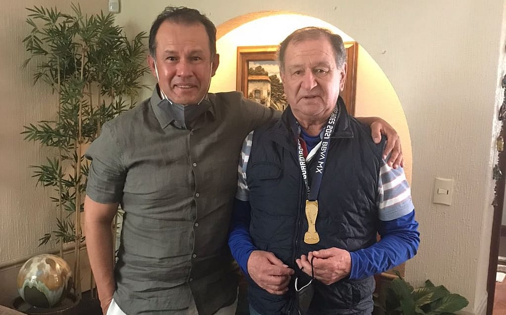 blue cross  Reynoso has already presented his Hero Medal to Enrique Meza