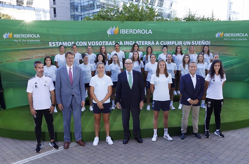 Women's soccer team visits Iberdrola headquarters