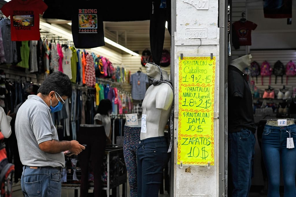 En esta foto de archivo, tienda de ropa de Caracas que exhibe sus precios en dólares.