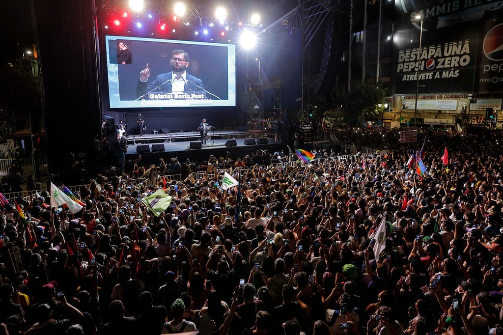 El acto de celebración de la victoria electoral del candidato presidencial de la izquierda, Gabriel Boric, en Santiago de Chile, el 19 de diciembre de 2021.