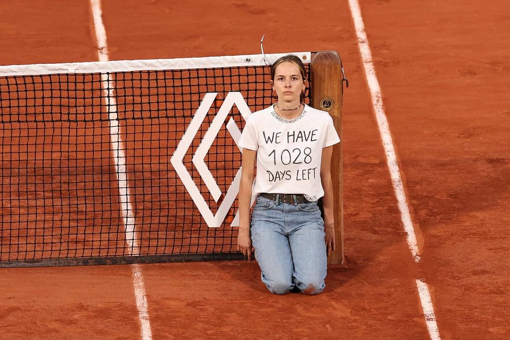 An activist chained herself to the stadium and forced the semi-final match at Roland Garros to be suspended