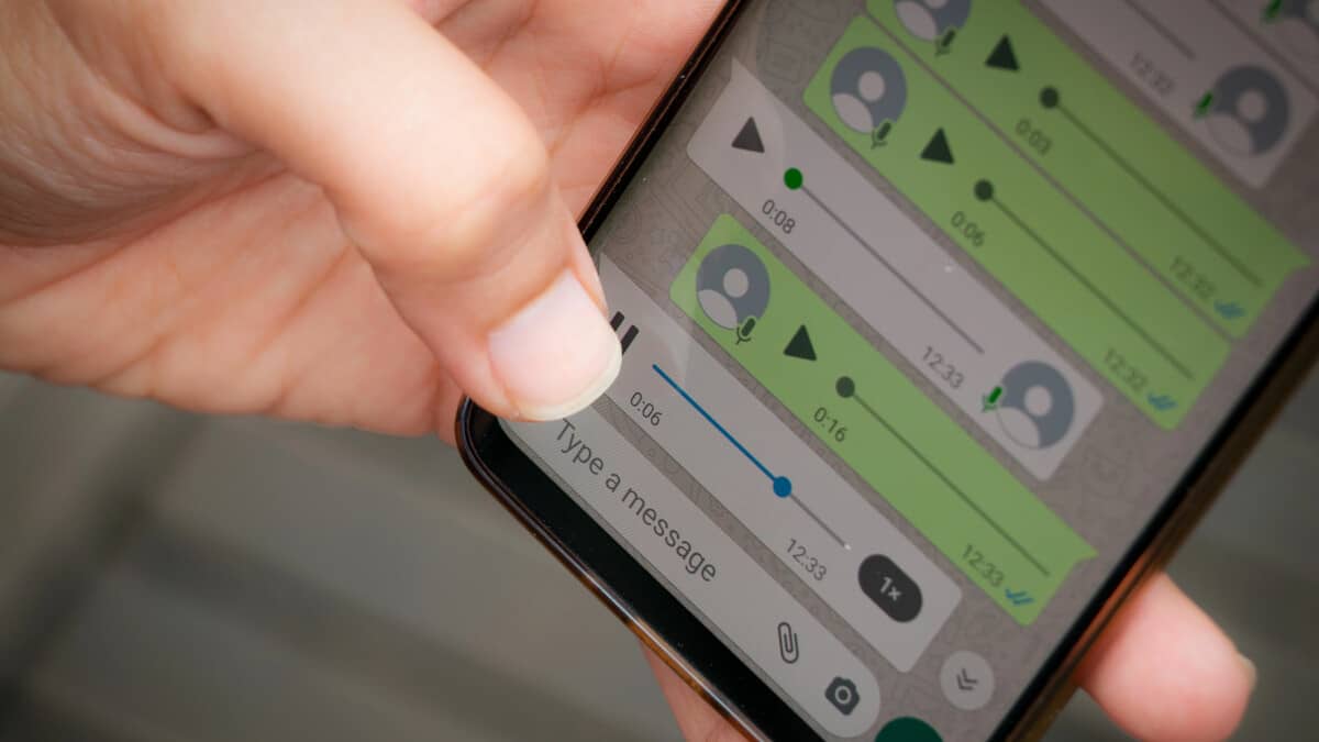 Voice messages on WhatsApp can also be listened to without anyone noticing.