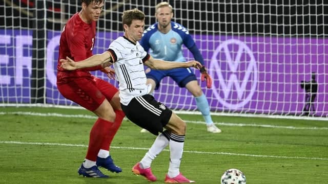 Yannick Westergaard (left) and Thomas Muller (right) in the fight for the ball.