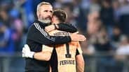 HSV coach Tim Walter (L.) comforts keeper Daniel Heuer Fernandez © WITTERS 