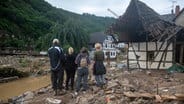 People in the village of Schultz in Ahweiler district are watching the devastation caused by the storm.  Photo: Harold Tittle / DPA