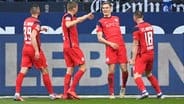 Rostock's goal scorer Swande Ingelson (2nd from right) celebrates a goal with his teammates.  © IMAGO / Ulrich Hufnagel 