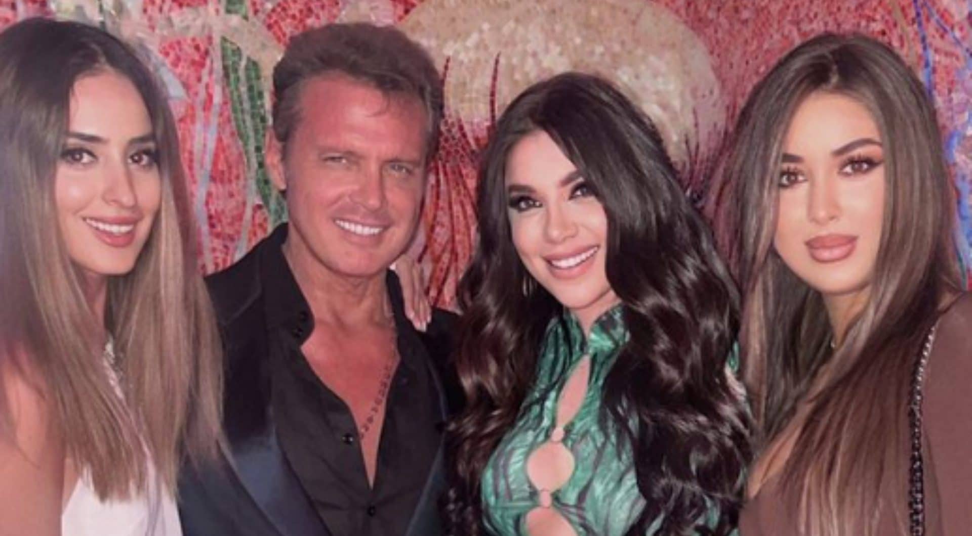 Artists and influencers Niza and beauties LaRache and Agatha Sencion celebrated the birthday they met Luis Miguel at an exclusive restaurant in Miami (Image: Instagram/agathasencion)