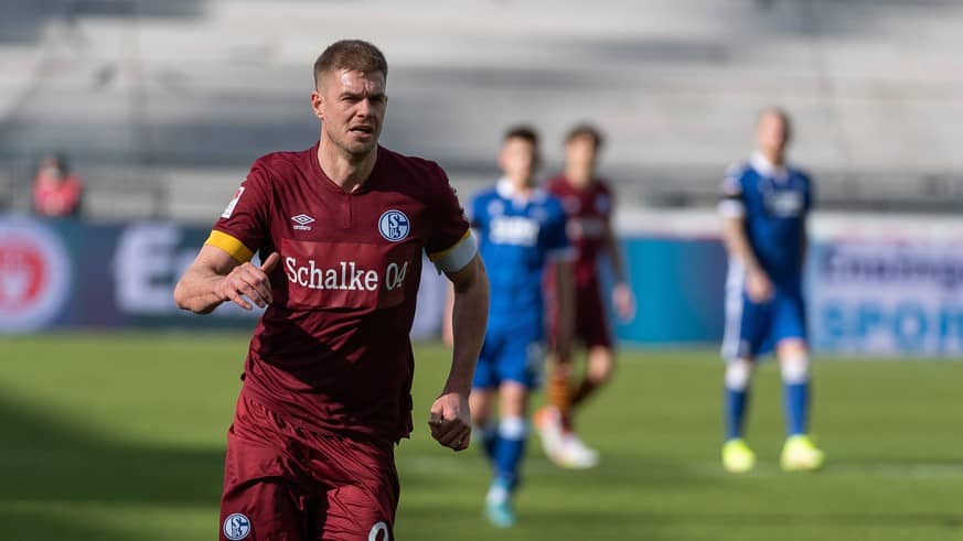 Schalke captain Simon Tyrode, like his teammates, ran without the ball in the match against Karlsruhe "Gazprom"-Lettering on.