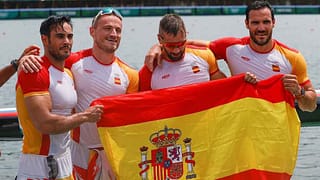 Saúl Craviotto, Marcus Cooper Walz, Carlos Arévalo and Rodrigo Germade with the flag of Spain after winning the silver medal at Tokyo 2020