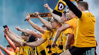 The authorities classified the relegation match between Dynamo and FCK as a high-stakes match.  The photo shows Dresden fans during the first leg of Kaiserslautern on May 20, 2022.