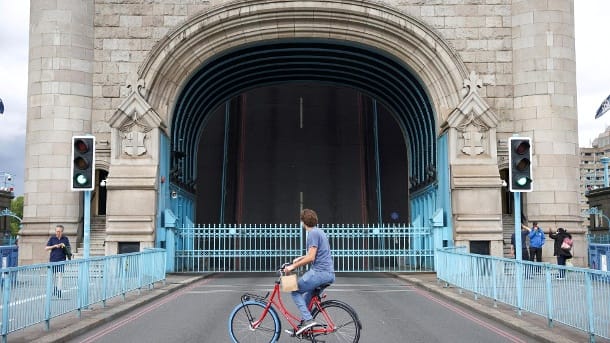 Broken Tower Bridge in London: Due to a technical error, the bridge is currently closed to traffic and pedestrians.  (Source: Reuters/Henry Nichols)