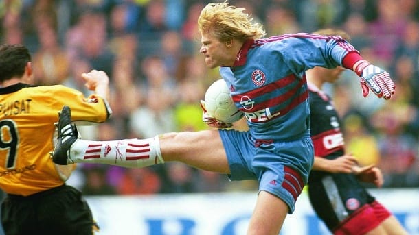 Then-Bayern goalkeeper Oliver Kahn (right) lost control in the 2-2 draw in Dortmund in April 1999 and jumped with a tight leg towards Stefan Chapuisat.  However, he did not meet the Serie A striker.  (Source: Imago Photos / Team 2)