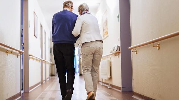 A couple walks down a corridor: If you had a cataract operation on an outpatient basis, you can usually be picked up from the clinic or clinic on the same day.  (Source: Getty Images / Secret Annex Productions)
