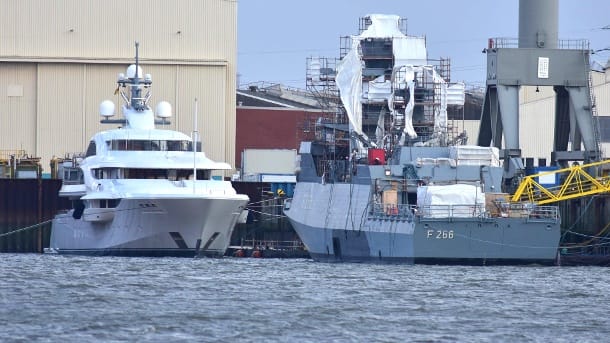this is the hunt "graceful" Next to a German Navy Ship: The private yacht is attributed to Russian President Vladimir Putin.  (Source: t-online / Frank Behling / KNA)