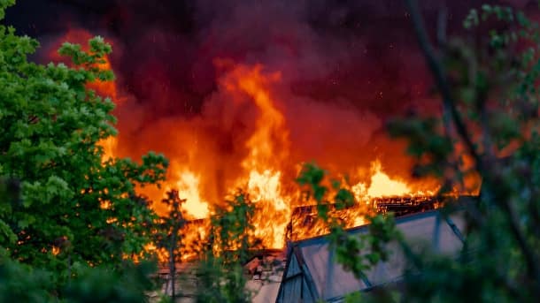 The roof of a warehouse in Johannistal, Berlin, is burning: smoke from the fire is found in large parts of southeastern Berlin.  (Source: Image Image / Swarz)