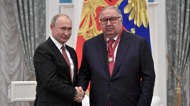 Alisher Usmanov shakes hands with Vladimir Putin.  It is directly affected by the sanctions imposed on those close to the Russian President.  (Source: Reuters / Sputnik / Alexei Nikolsky / Kremlin)