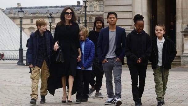 Angelina Jolie with her children: Shilo, Maddox, Vivienne, Pax, Zahara and Knox.  (Source: Pictures of Mehdi Toamallah / Imago)