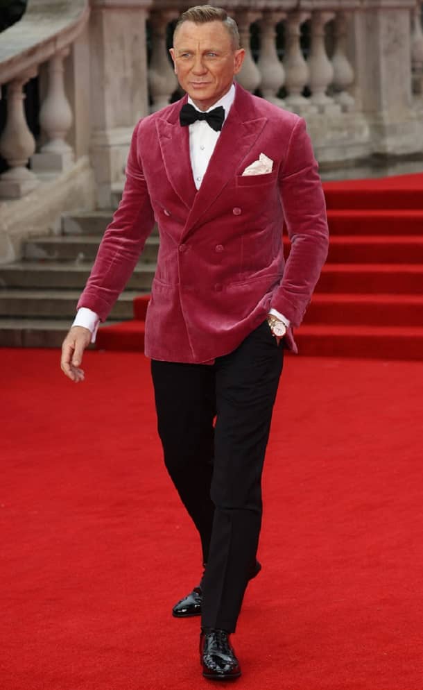 Daniel Craig came in in a raspberry-colored velvet jacket.  (Source: imago photos)