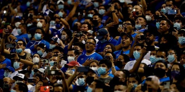 FIFA: El Salvador severely punished for the misconduct of its fans in the CONCACAF octagonal stadium