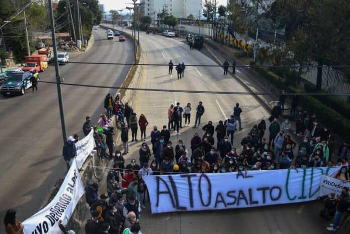 'More science, less obedience': CIDE students block the Mexico-Toluca highway