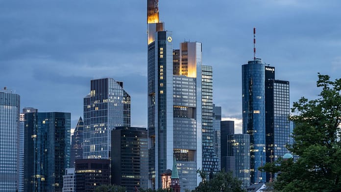 Commerzbank incurs a quarterly loss of €527 million due to the cost of corporate restructuring

