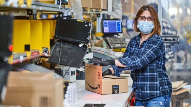 No collective bargaining agreement: Amazon offers a base salary of twelve euros in shipping centers

