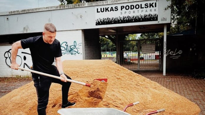A load of sand for Poldi: 