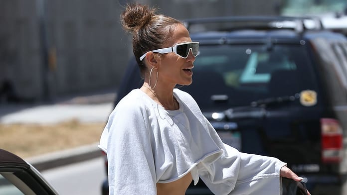Jogger Look: Jennifer Lopez Shows Her Hammer Belly

