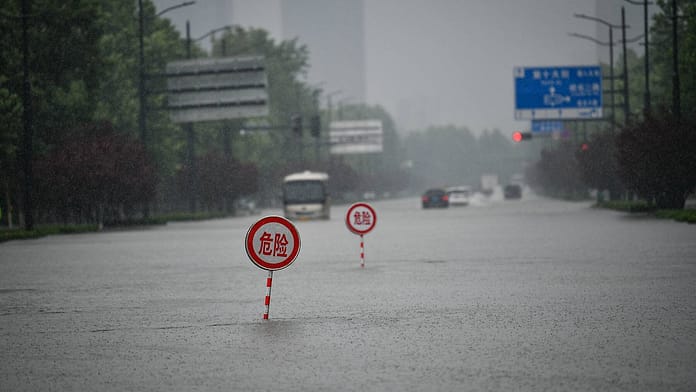 Underwater subway: Zhengzhou sank in flood

