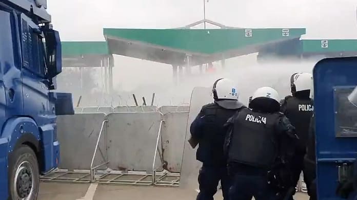 Poland uses water cannons against migrants


